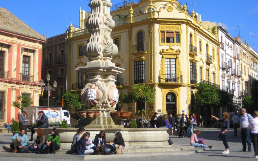 Sevilla public spaces: where people just linger...